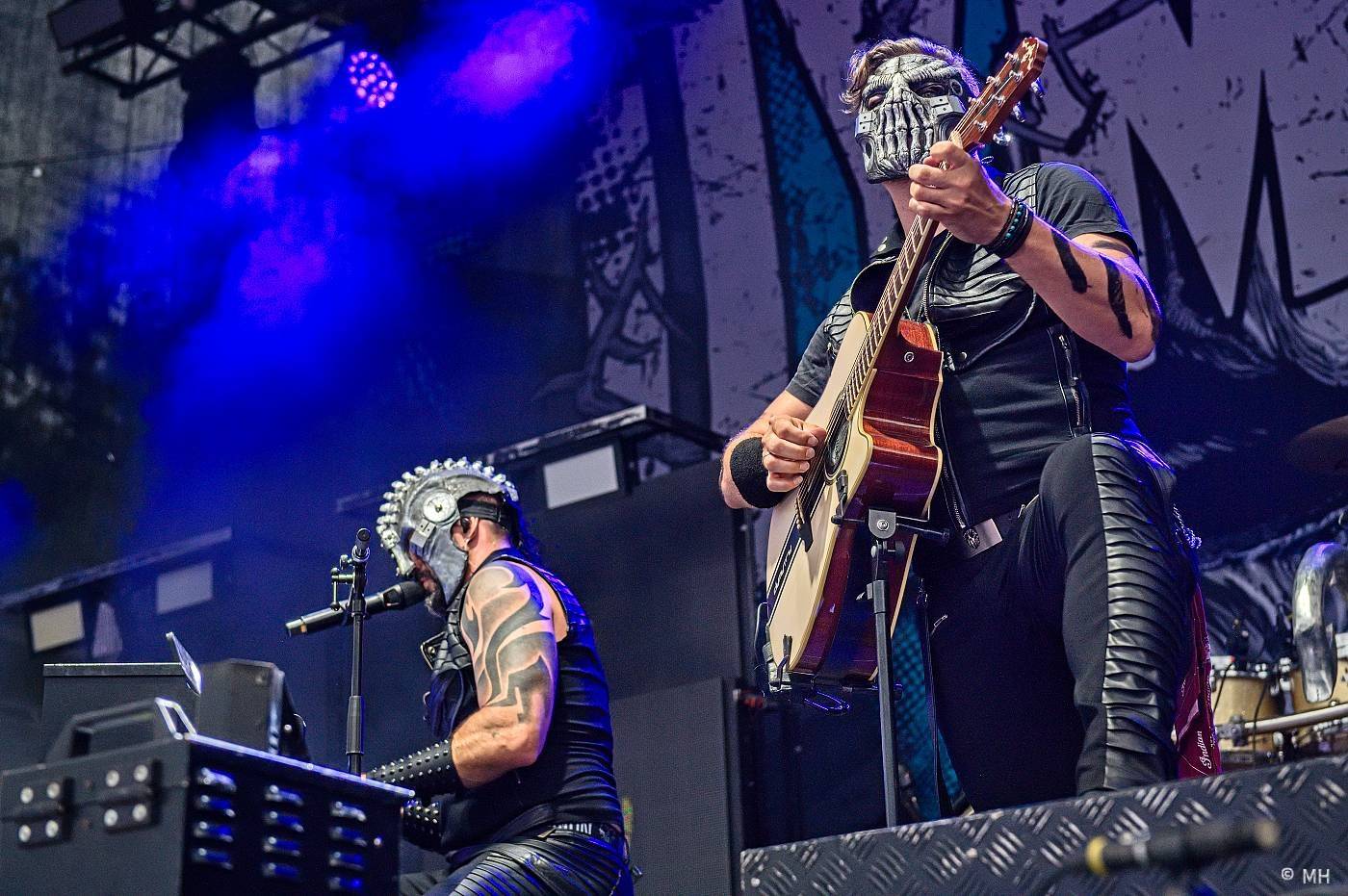 Vyprodaný Pekelný ostrov hostil Dymytry, Alkehol, Tři sestry, Vypsanou fiXu nebo Škwor