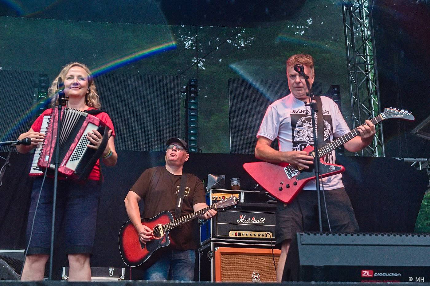 Vyprodaný Pekelný ostrov hostil Dymytry, Alkehol, Tři sestry, Vypsanou fiXu nebo Škwor