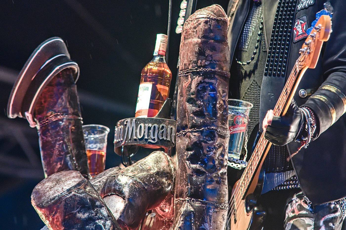 Vyprodaný Pekelný ostrov hostil Dymytry, Alkehol, Tři sestry, Vypsanou fiXu nebo Škwor