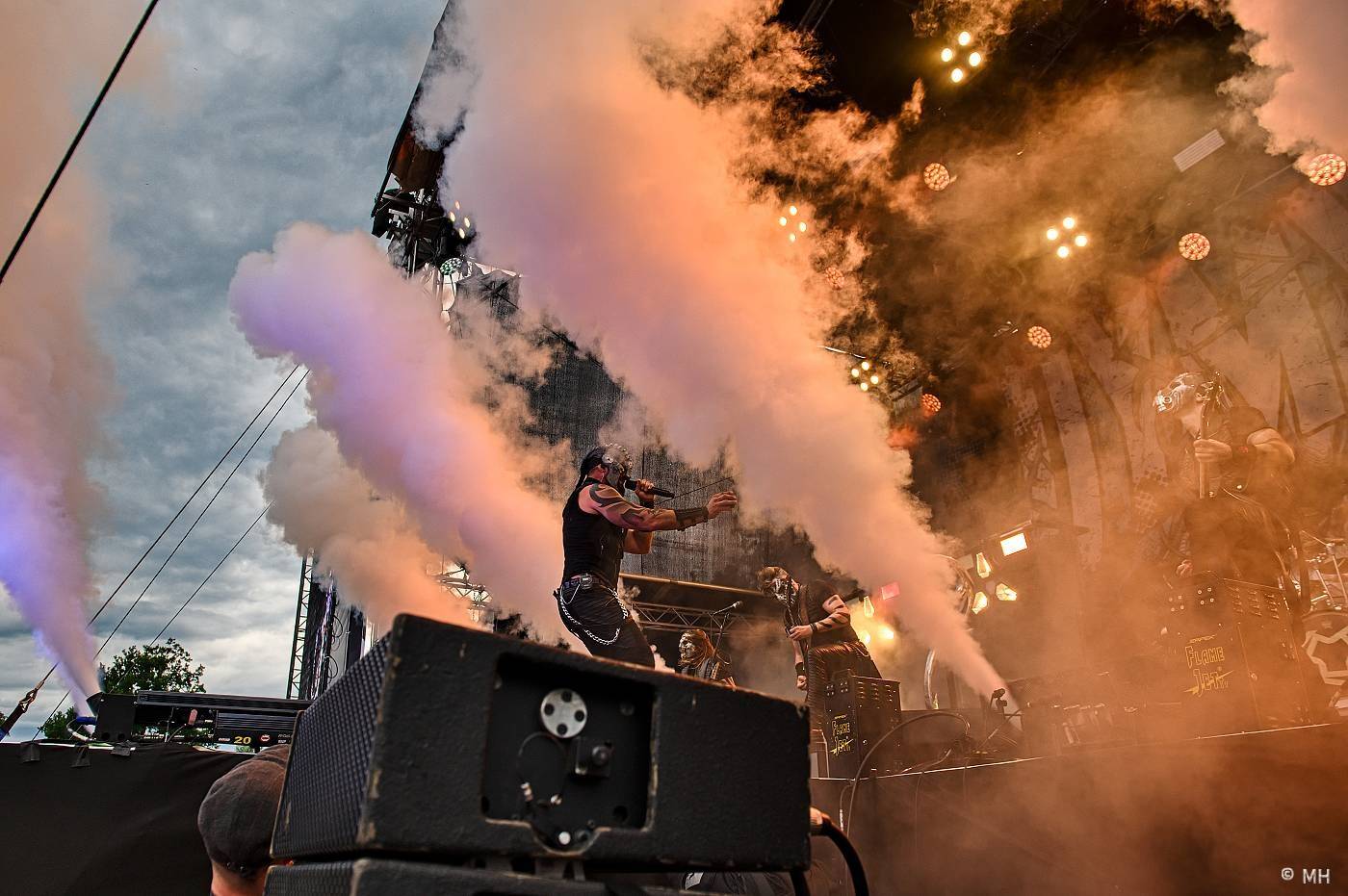 Vyprodaný Pekelný ostrov hostil Dymytry, Alkehol, Tři sestry, Vypsanou fiXu nebo Škwor