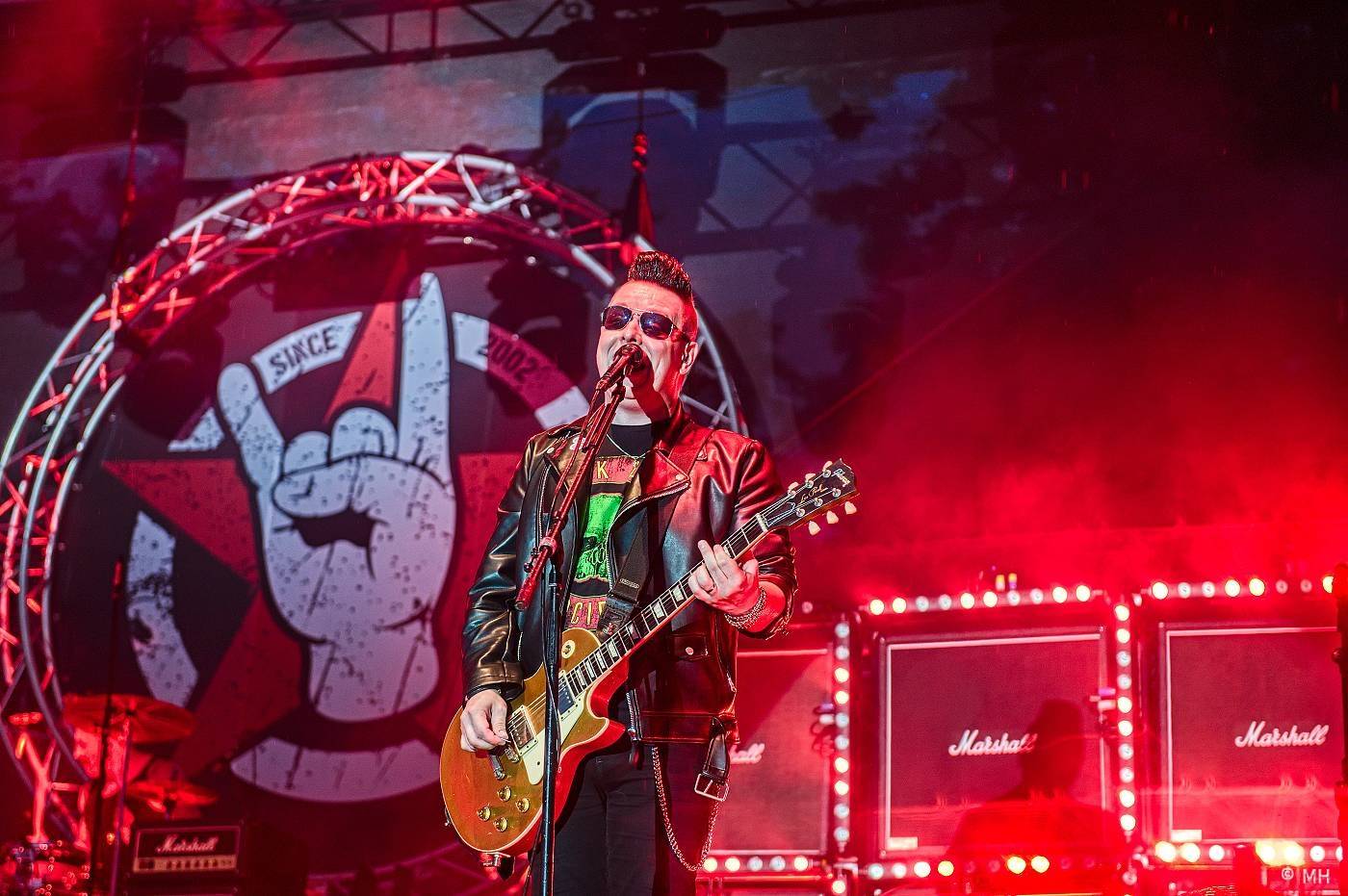 Vyprodaný Pekelný ostrov hostil Dymytry, Alkehol, Tři sestry, Vypsanou fiXu nebo Škwor