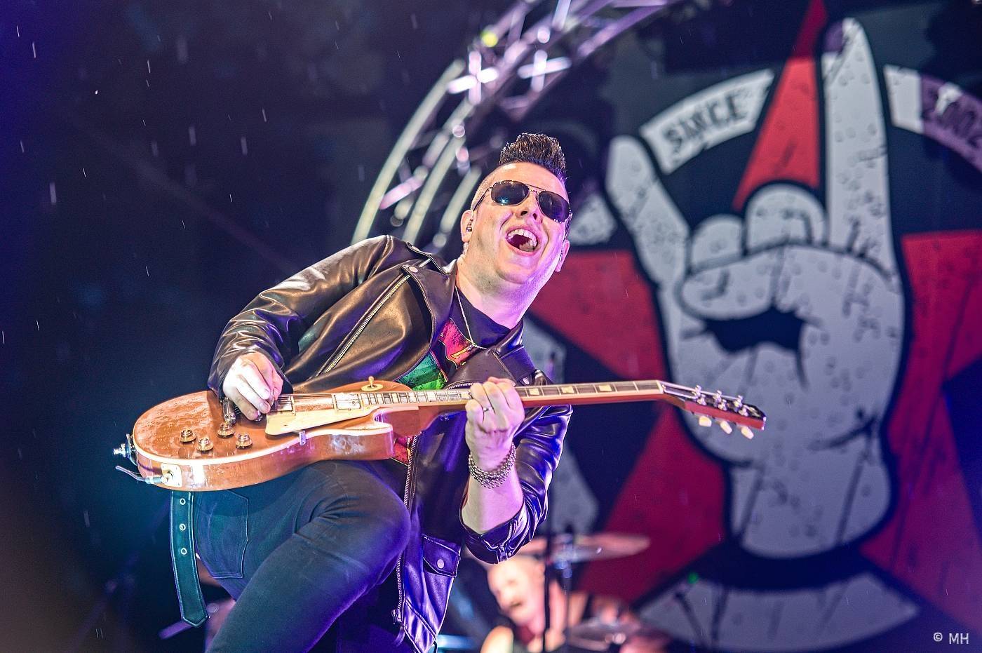 Vyprodaný Pekelný ostrov hostil Dymytry, Alkehol, Tři sestry, Vypsanou fiXu nebo Škwor