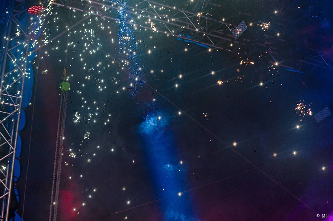 Vyprodaný Pekelný ostrov hostil Dymytry, Alkehol, Tři sestry, Vypsanou fiXu nebo Škwor