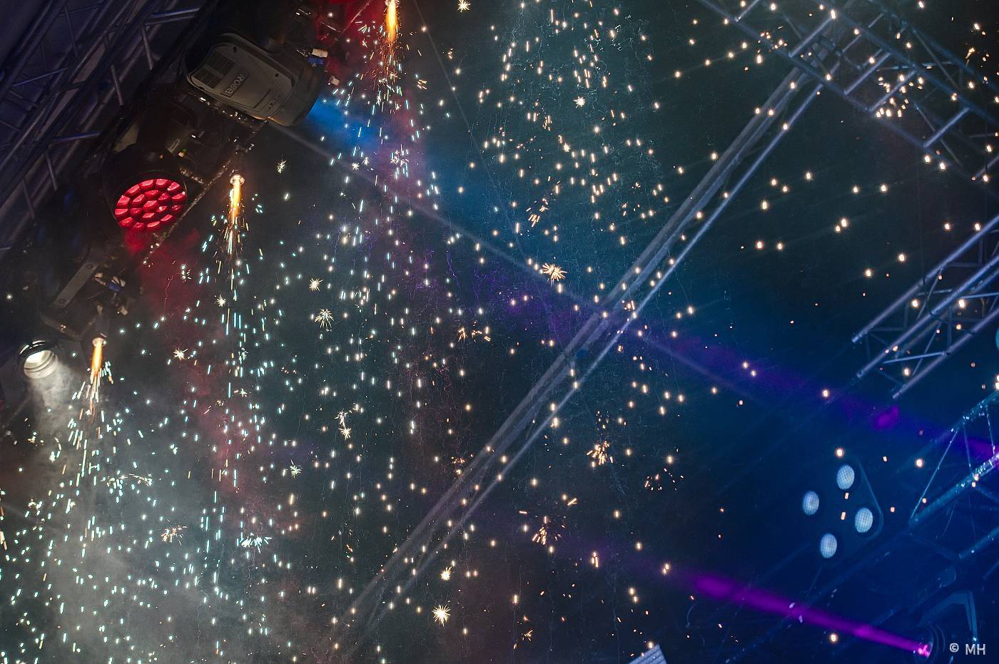 Vyprodaný Pekelný ostrov hostil Dymytry, Alkehol, Tři sestry, Vypsanou fiXu nebo Škwor