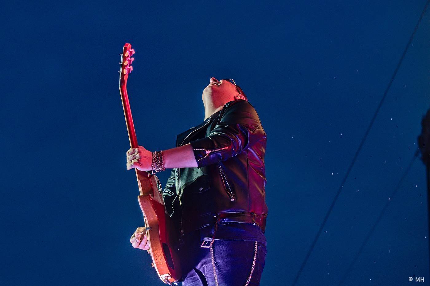 Vyprodaný Pekelný ostrov hostil Dymytry, Alkehol, Tři sestry, Vypsanou fiXu nebo Škwor