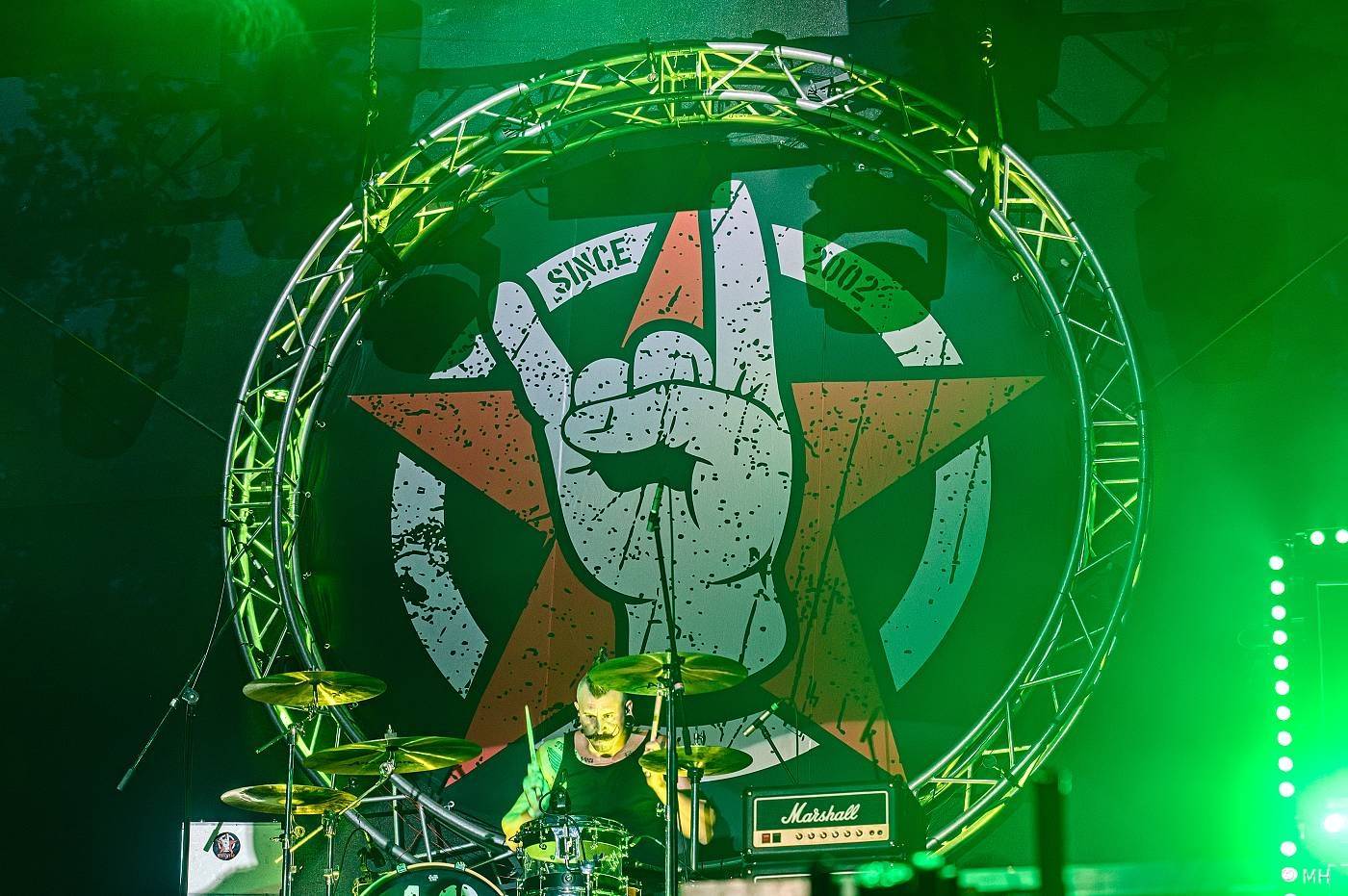 Vyprodaný Pekelný ostrov hostil Dymytry, Alkehol, Tři sestry, Vypsanou fiXu nebo Škwor