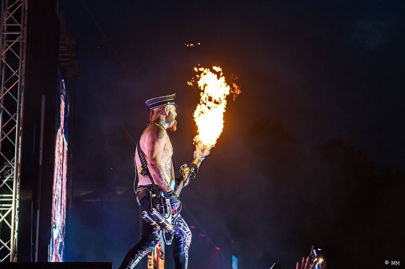 Vyprodaný Pekelný ostrov hostil Dymytry, Alkehol, Tři sestry, Vypsanou fiXu nebo Škwor