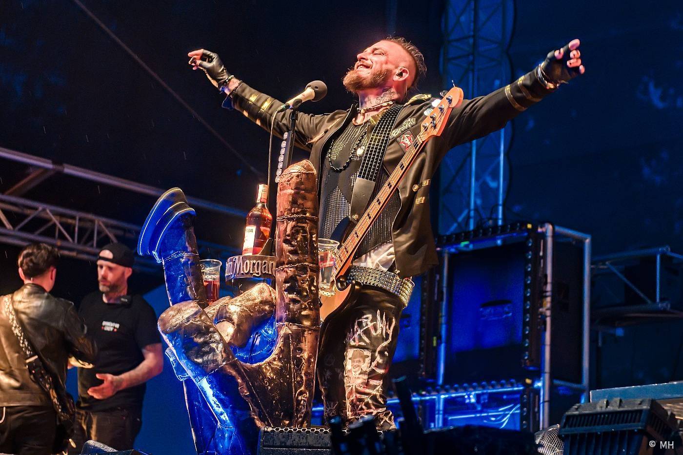 Vyprodaný Pekelný ostrov hostil Dymytry, Alkehol, Tři sestry, Vypsanou fiXu nebo Škwor