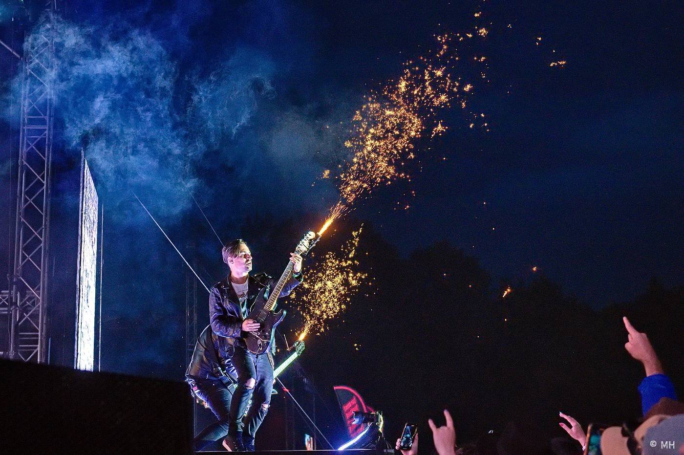 Vyprodaný Pekelný ostrov hostil Dymytry, Alkehol, Tři sestry, Vypsanou fiXu nebo Škwor