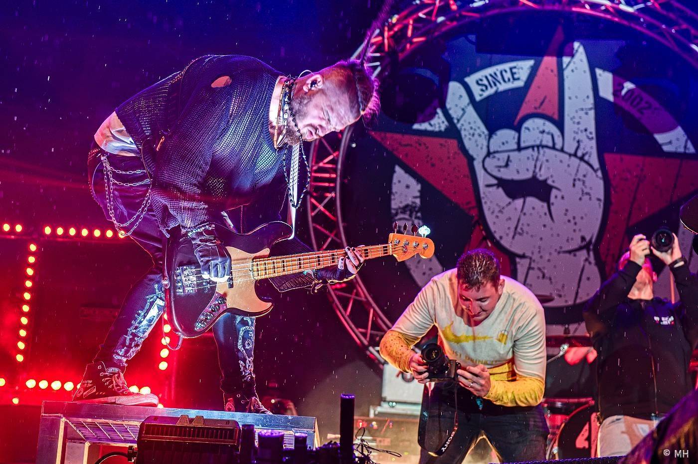 Vyprodaný Pekelný ostrov hostil Dymytry, Alkehol, Tři sestry, Vypsanou fiXu nebo Škwor