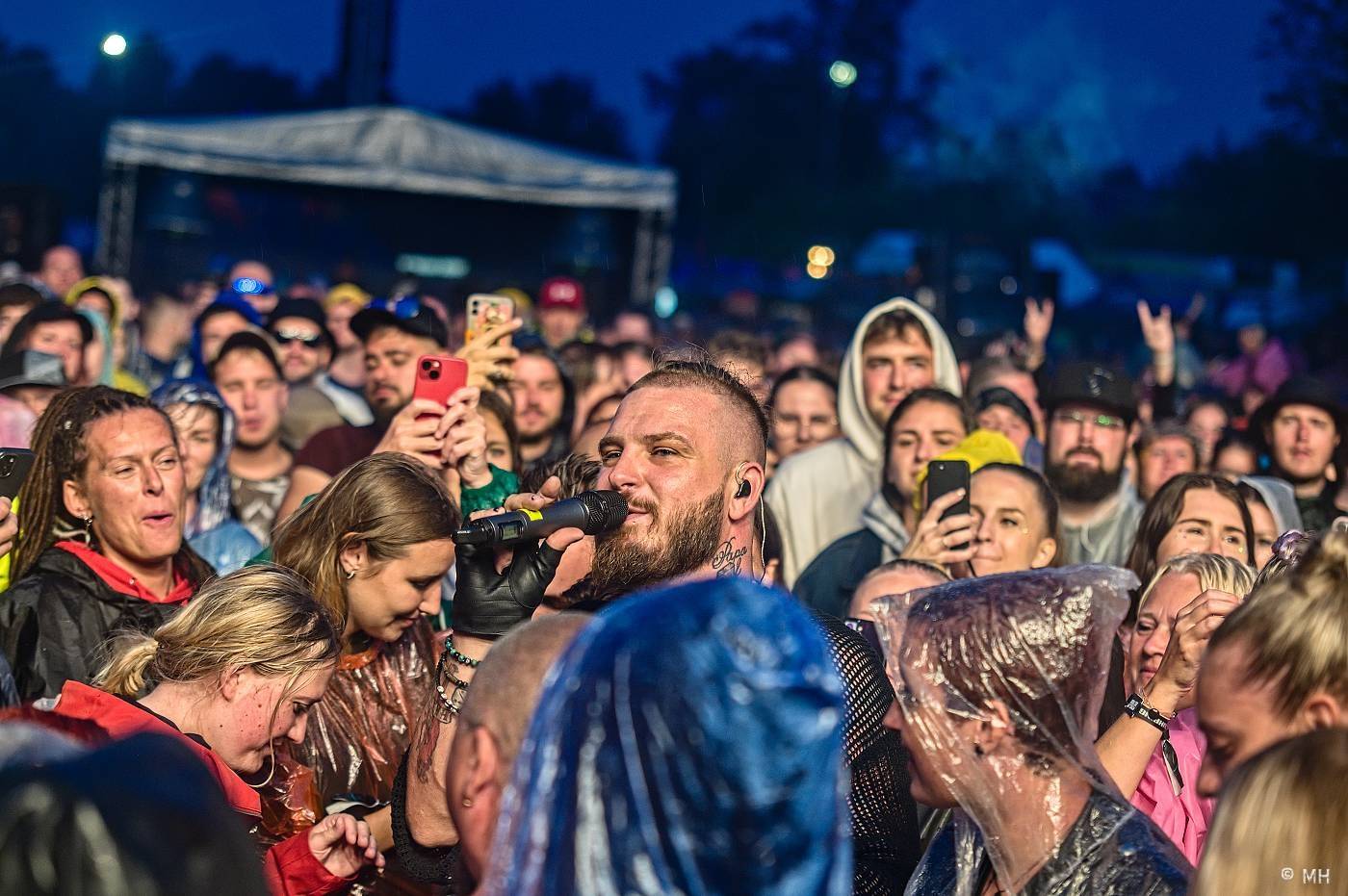 Vyprodaný Pekelný ostrov hostil Dymytry, Alkehol, Tři sestry, Vypsanou fiXu nebo Škwor