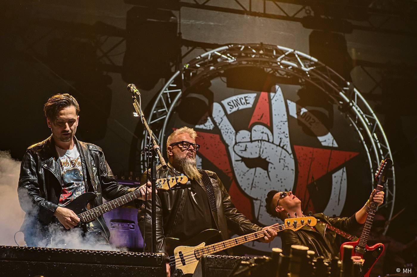 Vyprodaný Pekelný ostrov hostil Dymytry, Alkehol, Tři sestry, Vypsanou fiXu nebo Škwor