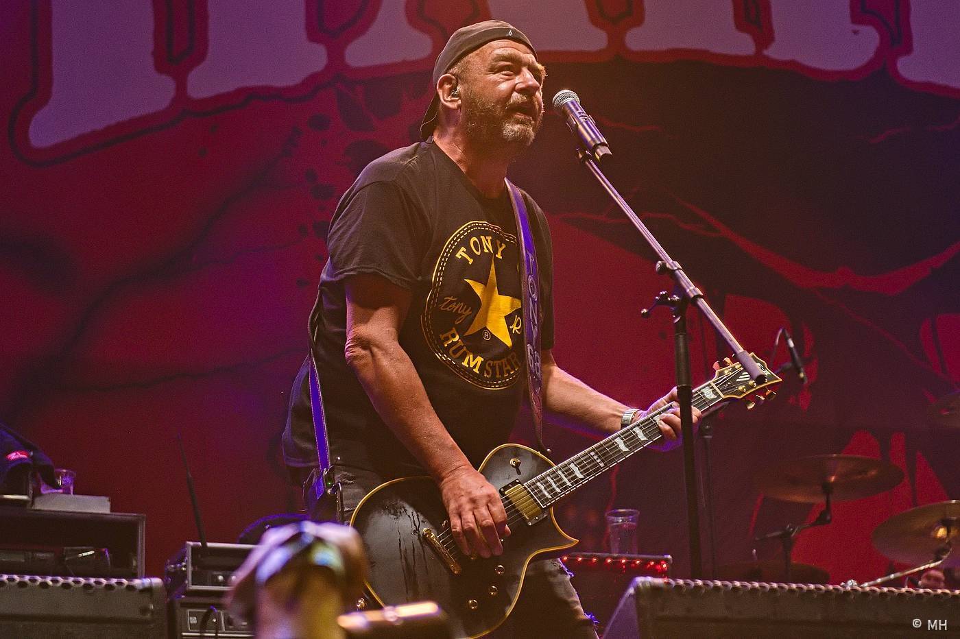 Vyprodaný Pekelný ostrov hostil Dymytry, Alkehol, Tři sestry, Vypsanou fiXu nebo Škwor