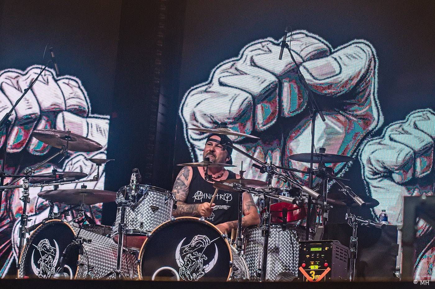 Vyprodaný Pekelný ostrov hostil Dymytry, Alkehol, Tři sestry, Vypsanou fiXu nebo Škwor