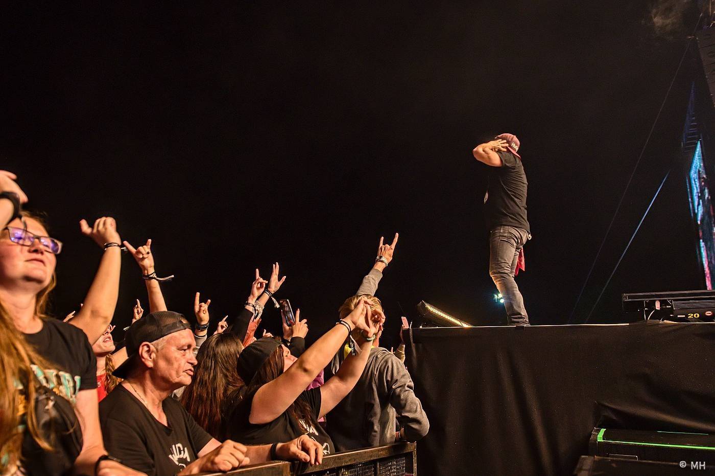 Vyprodaný Pekelný ostrov hostil Dymytry, Alkehol, Tři sestry, Vypsanou fiXu nebo Škwor