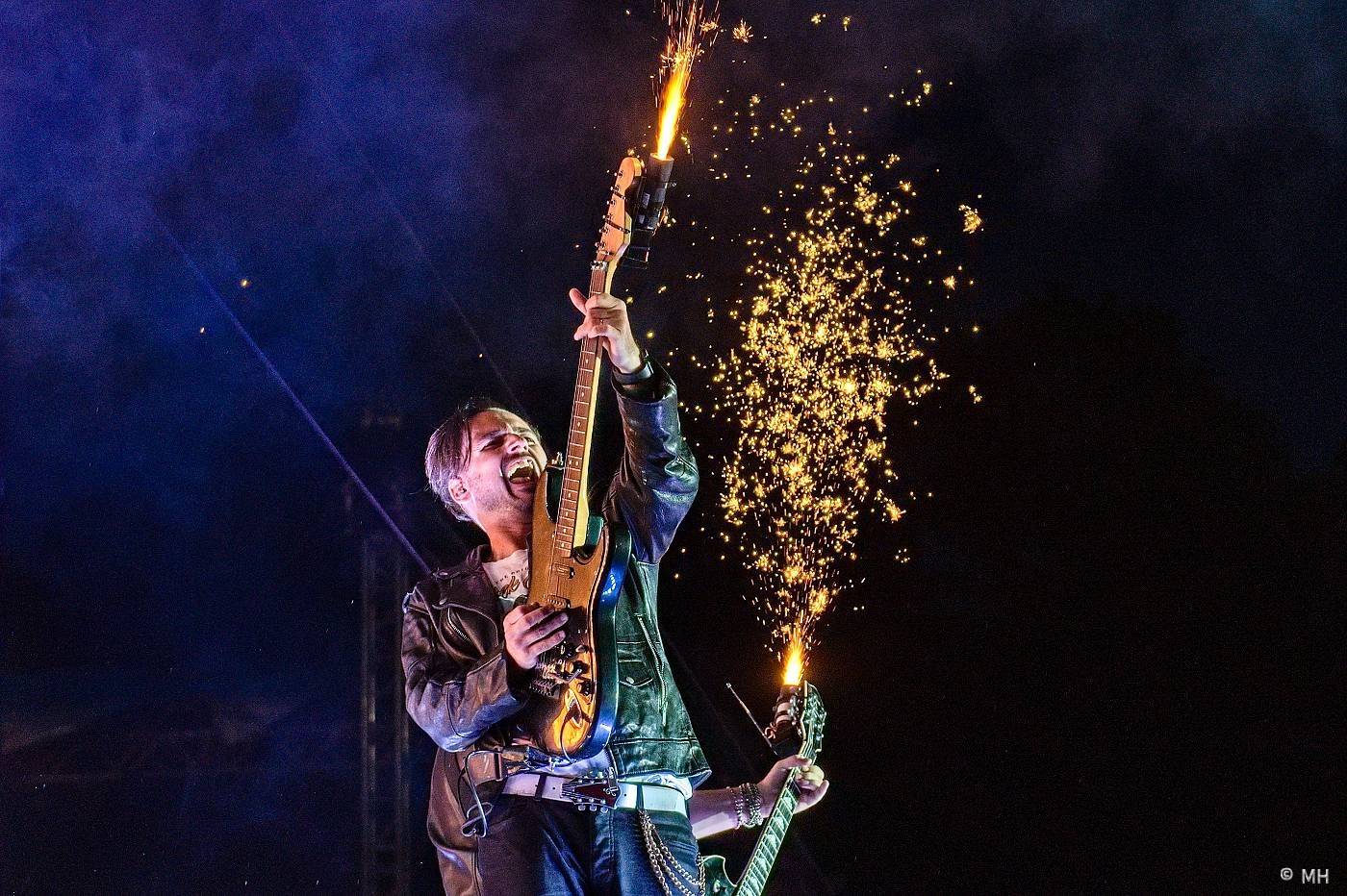 Vyprodaný Pekelný ostrov hostil Dymytry, Alkehol, Tři sestry, Vypsanou fiXu nebo Škwor