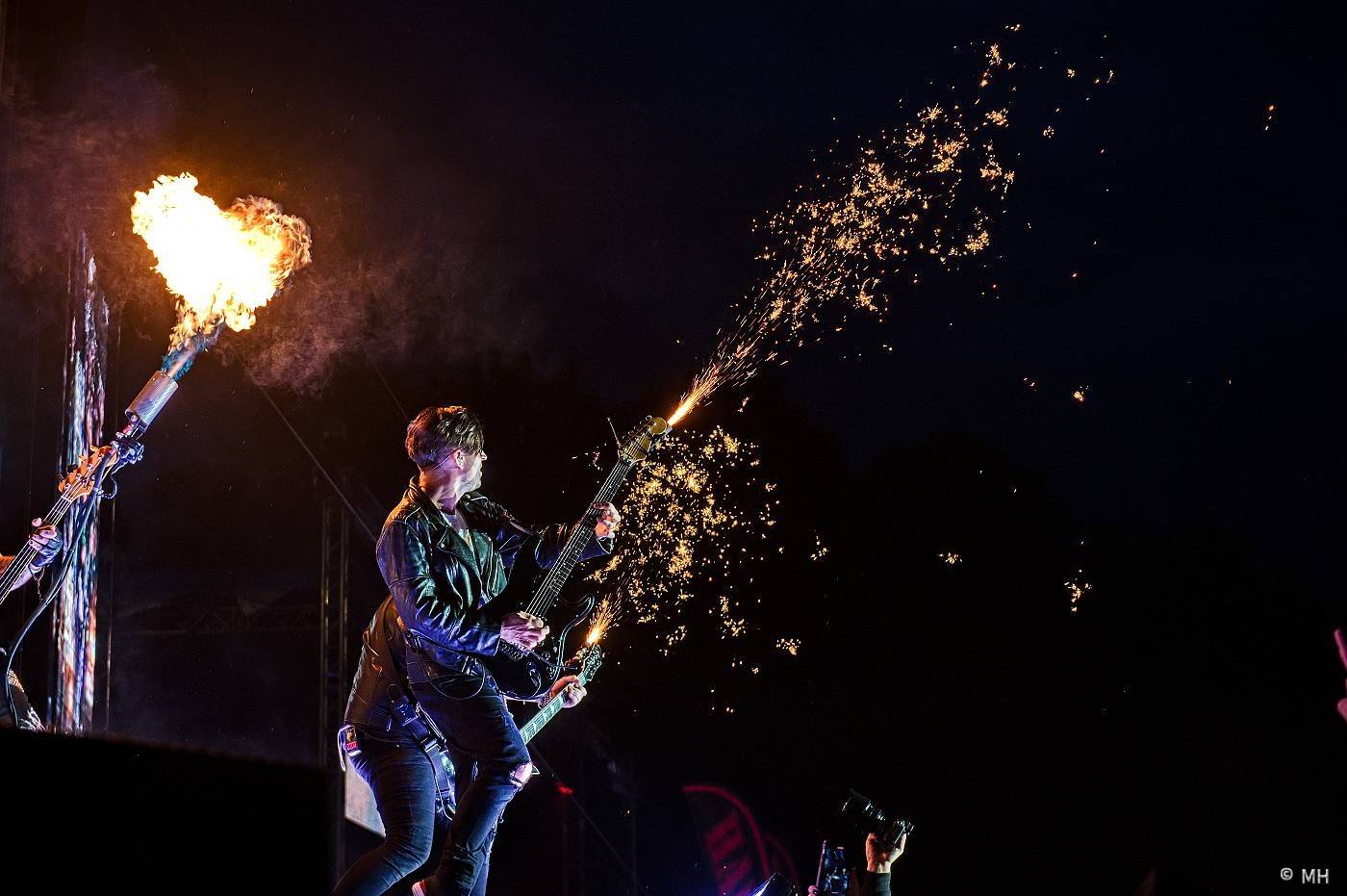 Vyprodaný Pekelný ostrov hostil Dymytry, Alkehol, Tři sestry, Vypsanou fiXu nebo Škwor