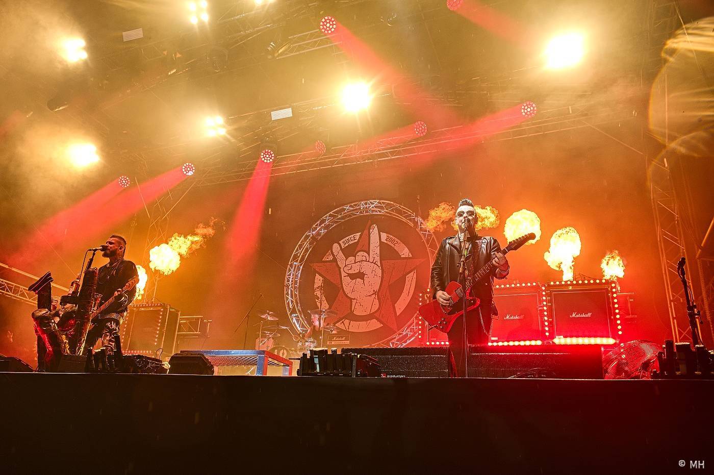 Vyprodaný Pekelný ostrov hostil Dymytry, Alkehol, Tři sestry, Vypsanou fiXu nebo Škwor