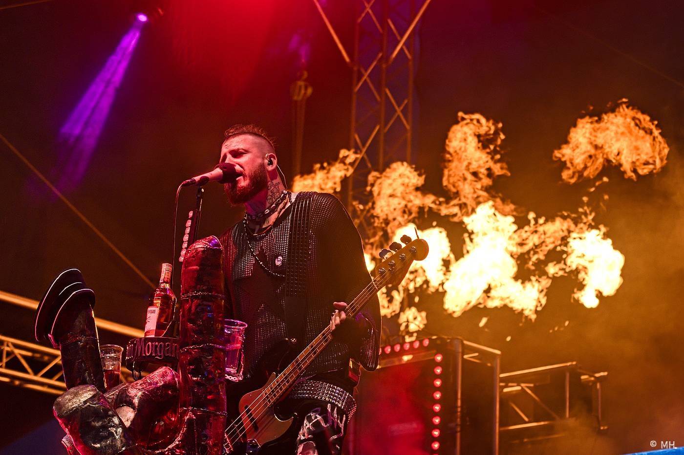 Vyprodaný Pekelný ostrov hostil Dymytry, Alkehol, Tři sestry, Vypsanou fiXu nebo Škwor