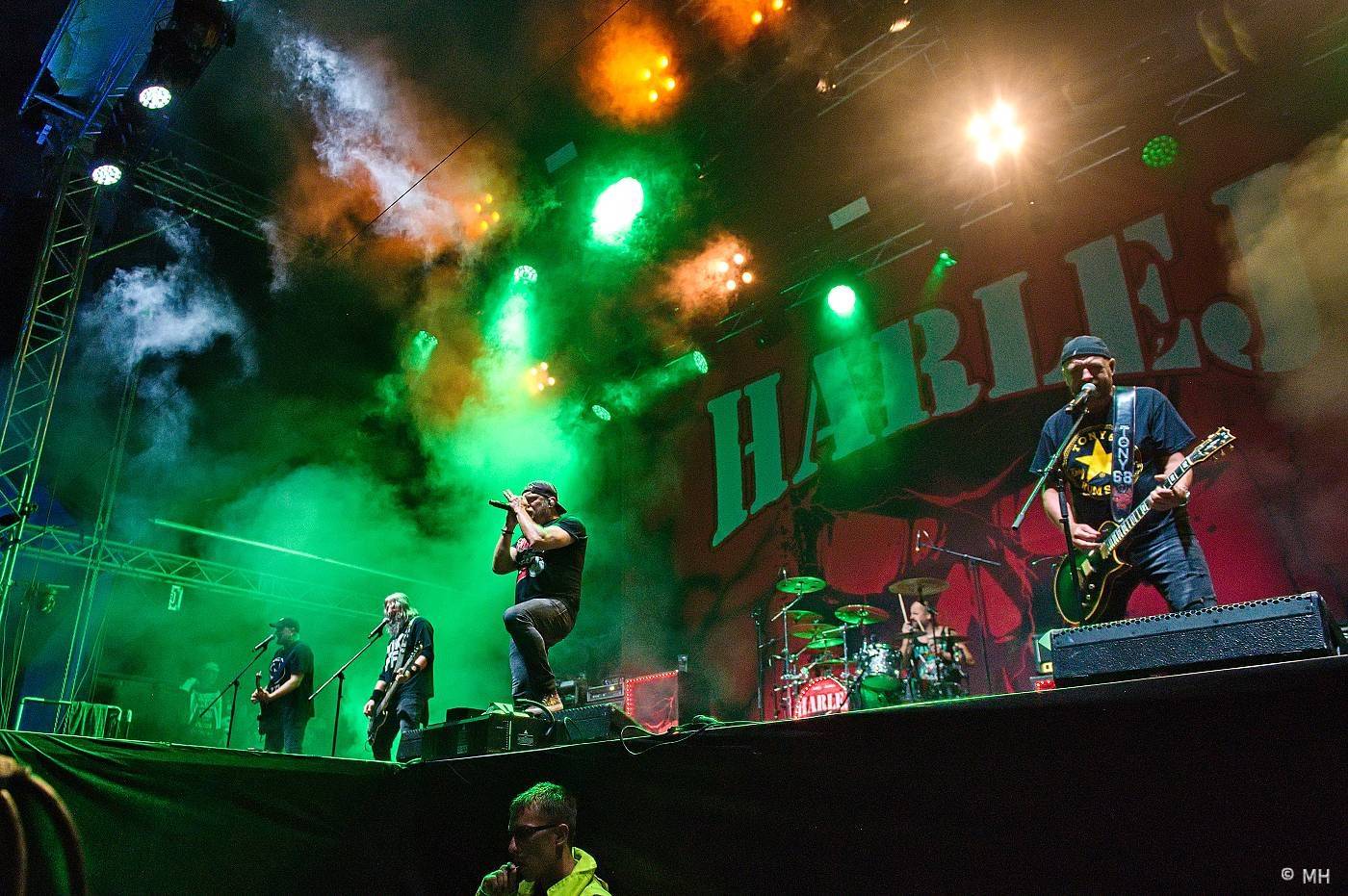 Vyprodaný Pekelný ostrov hostil Dymytry, Alkehol, Tři sestry, Vypsanou fiXu nebo Škwor