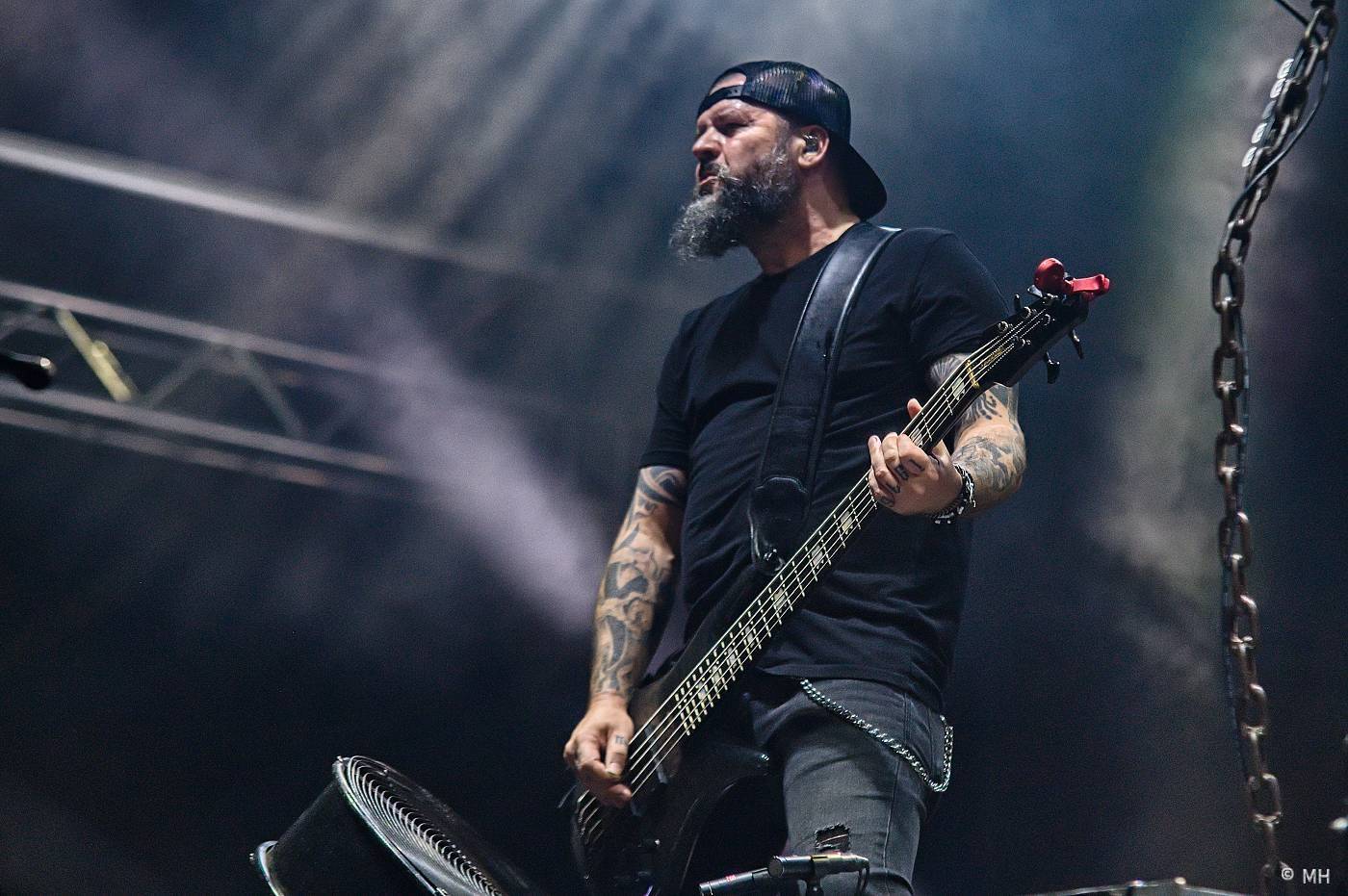 Vyprodaný Pekelný ostrov hostil Dymytry, Alkehol, Tři sestry, Vypsanou fiXu nebo Škwor