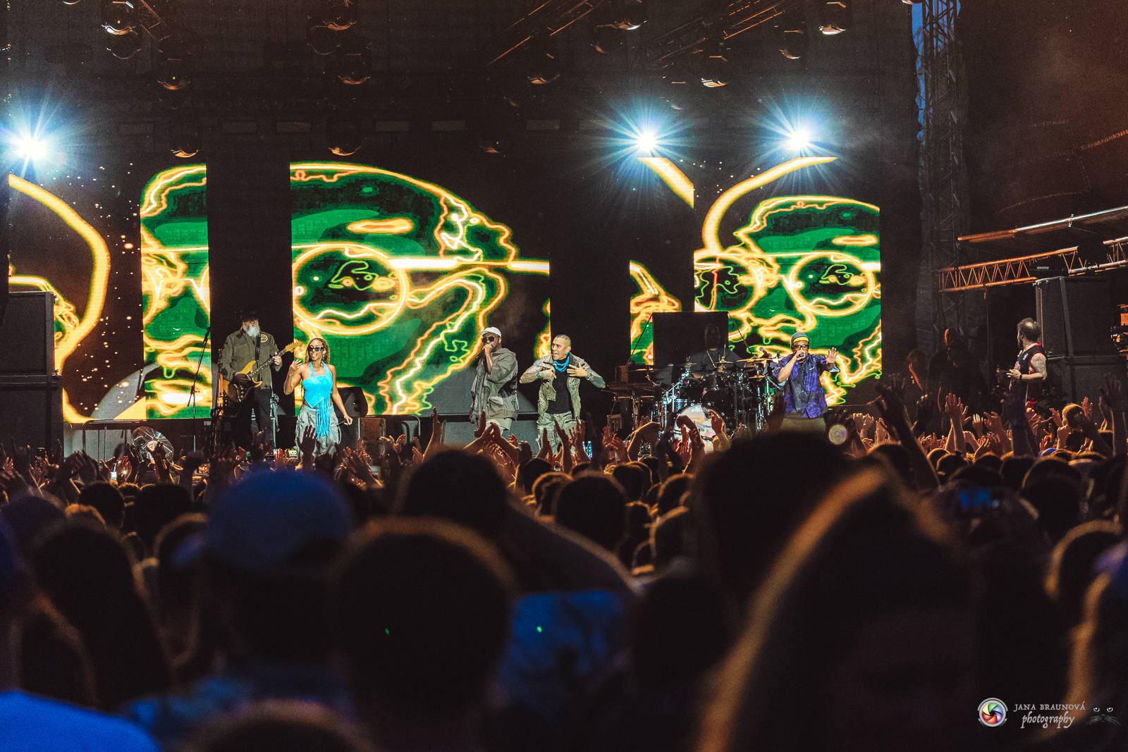 Povedený návrat do Prahy. Black Eyed Peas roztančili Žluté lázně