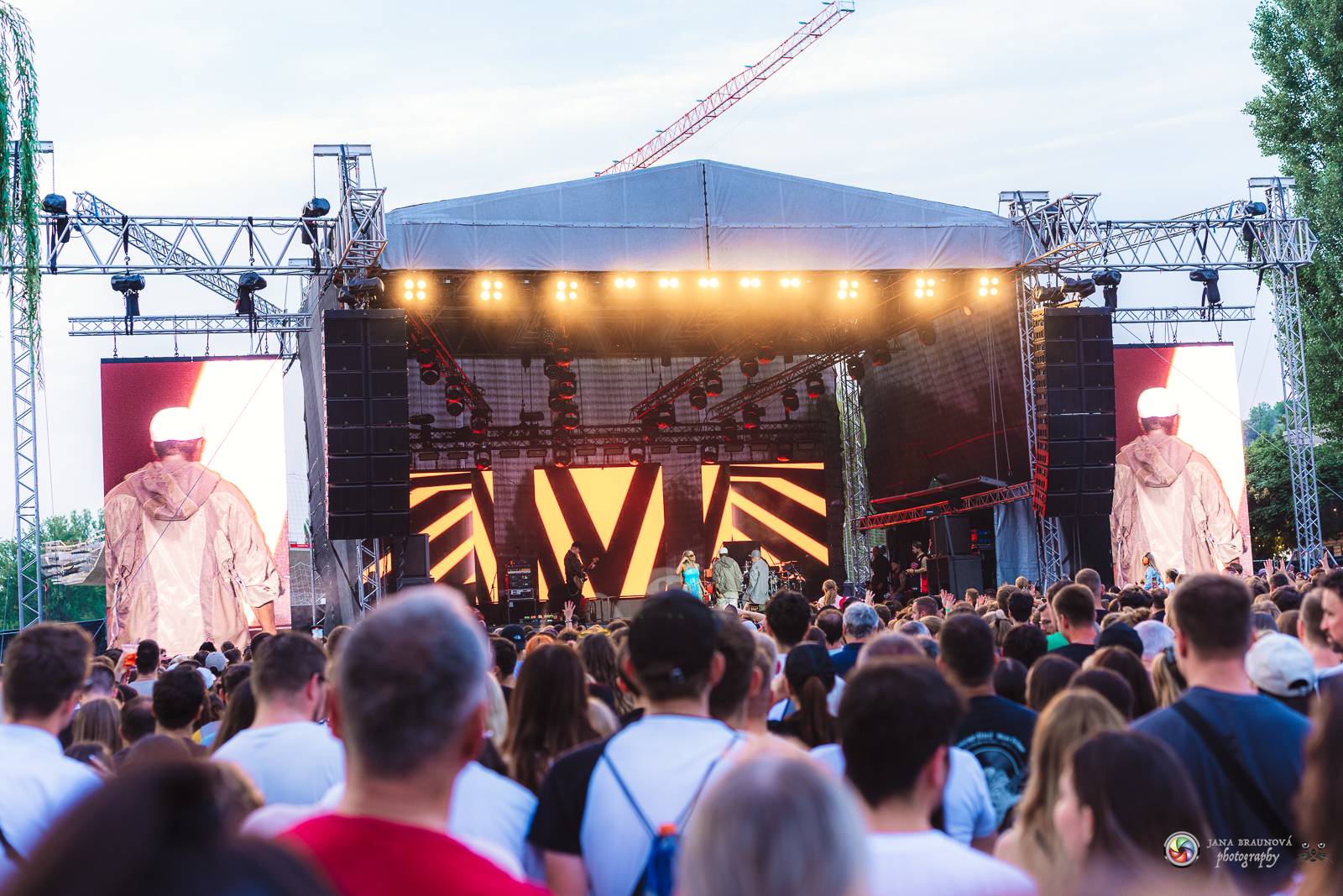 Povedený návrat do Prahy. Black Eyed Peas roztančili Žluté lázně