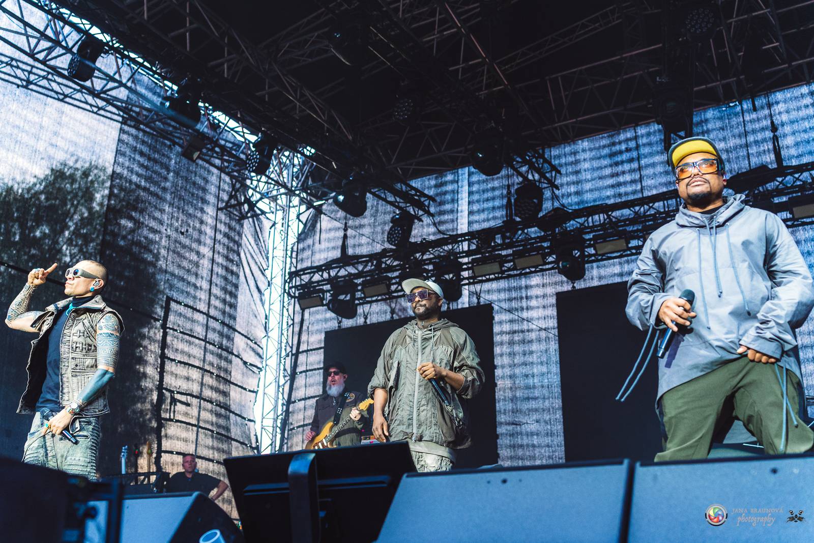 Povedený návrat do Prahy. Black Eyed Peas roztančili Žluté lázně