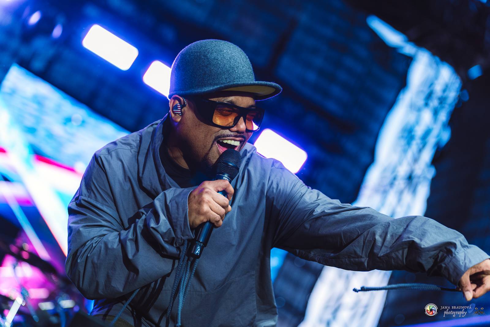 Povedený návrat do Prahy. Black Eyed Peas roztančili Žluté lázně