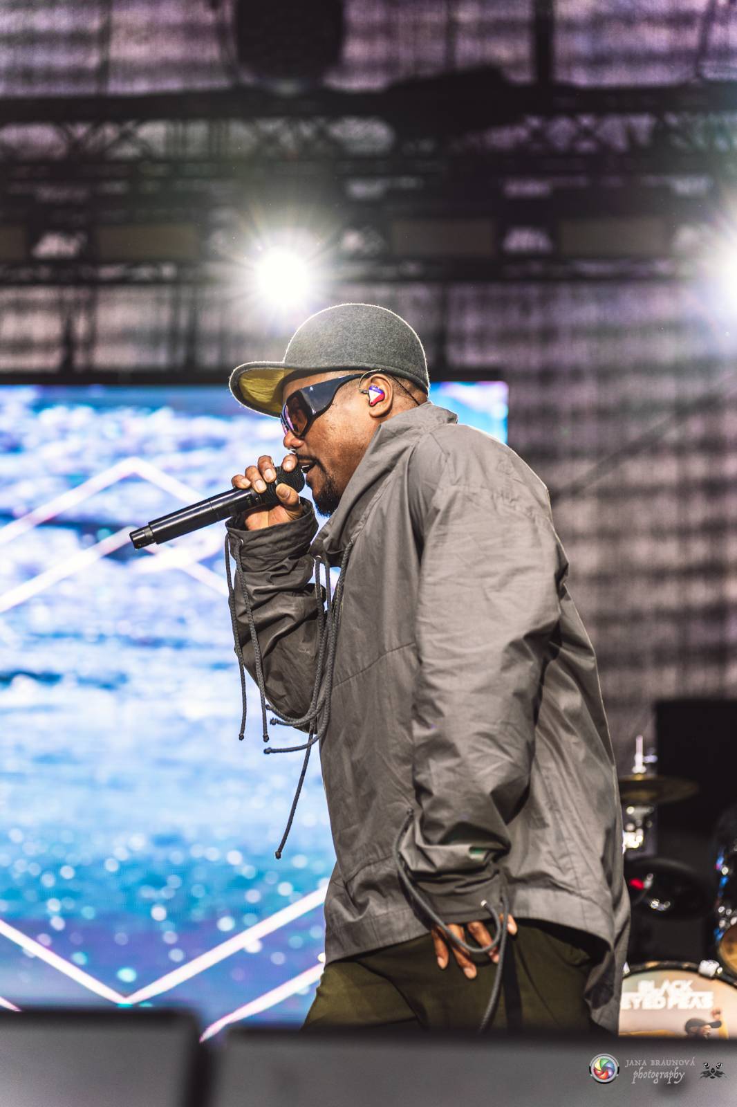 Povedený návrat do Prahy. Black Eyed Peas roztančili Žluté lázně