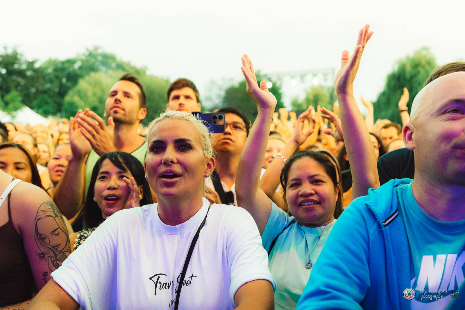 Povedený návrat do Prahy. Black Eyed Peas roztančili Žluté lázně