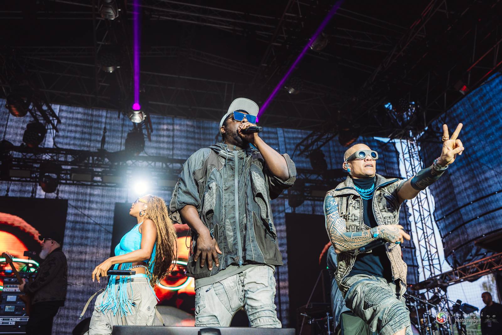 Povedený návrat do Prahy. Black Eyed Peas roztančili Žluté lázně