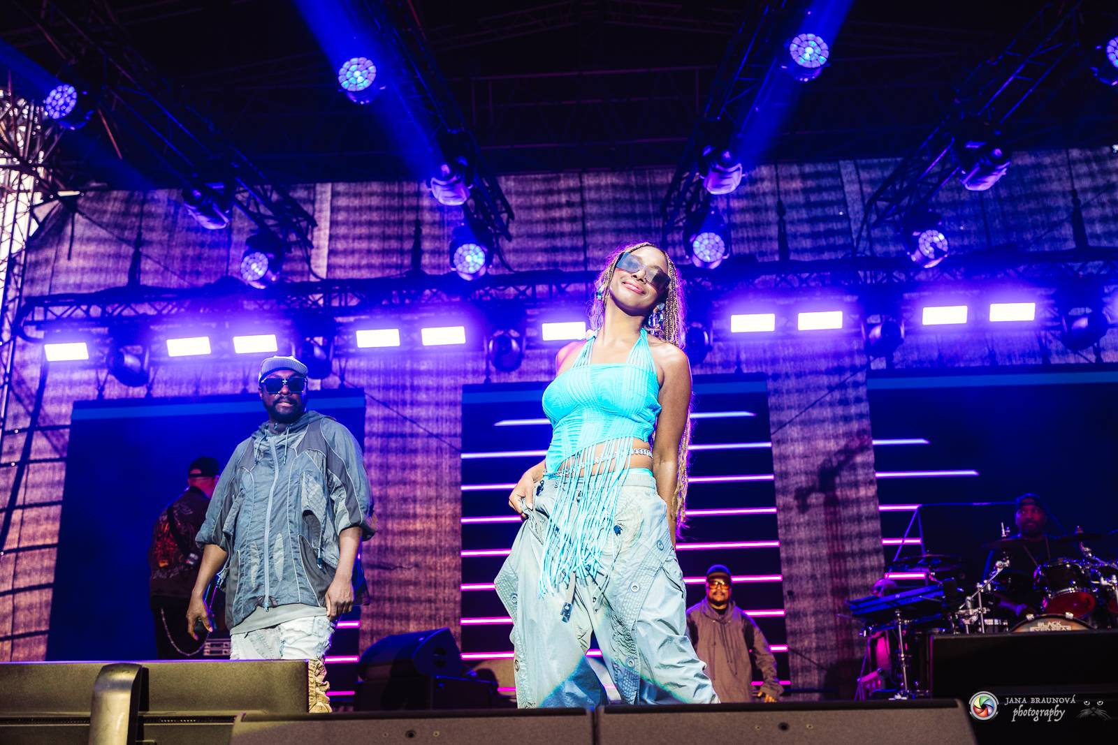 Povedený návrat do Prahy. Black Eyed Peas roztančili Žluté lázně