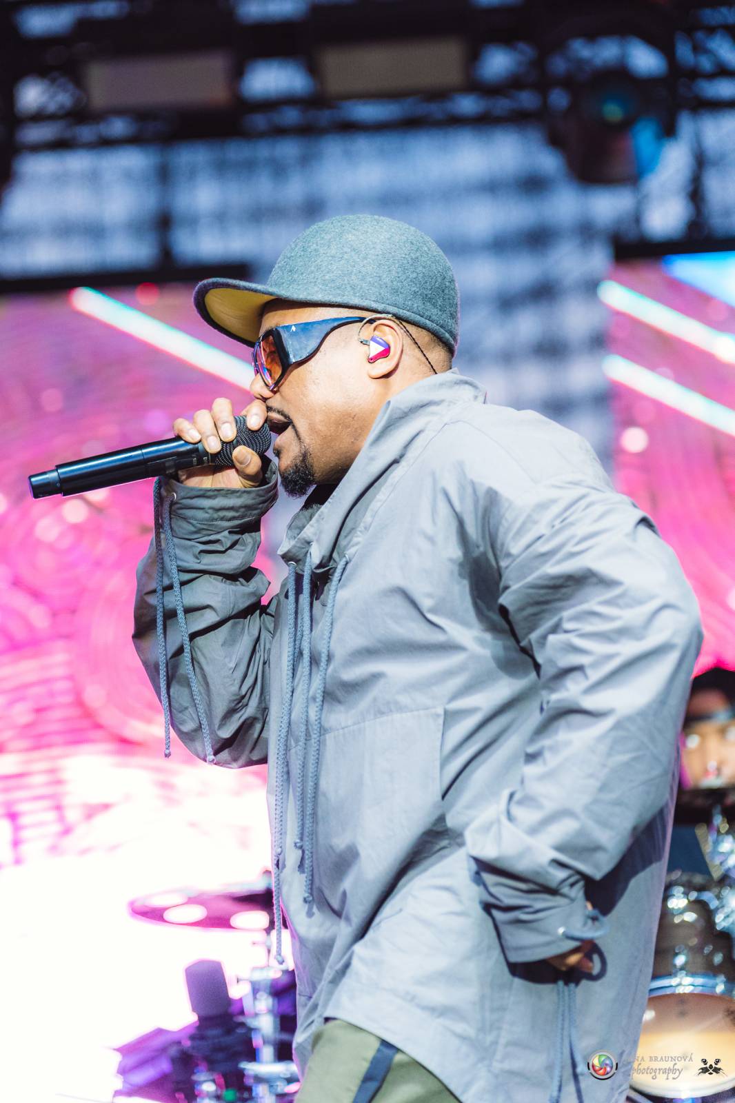 Povedený návrat do Prahy. Black Eyed Peas roztančili Žluté lázně