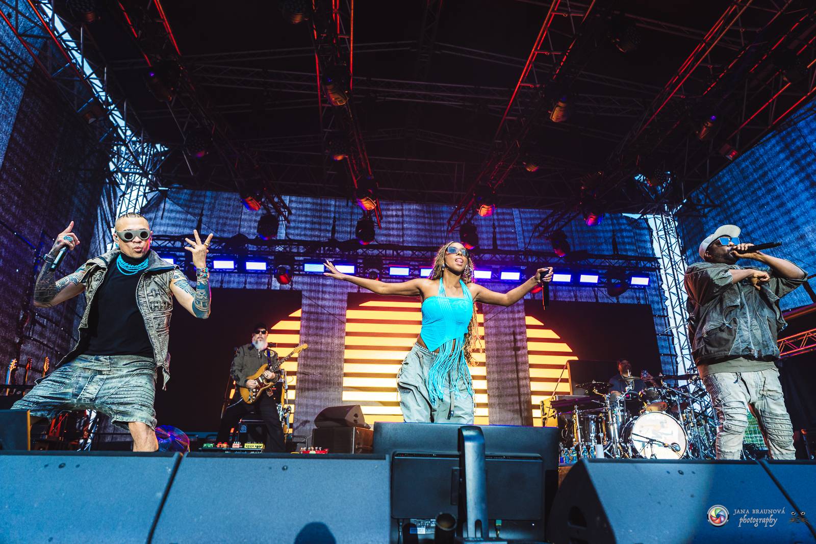 Povedený návrat do Prahy. Black Eyed Peas roztančili Žluté lázně