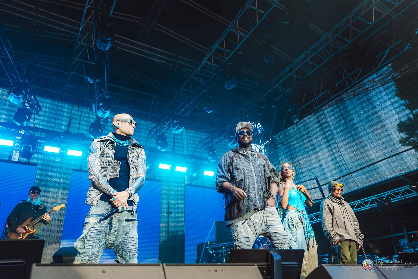 Povedený návrat do Prahy. Black Eyed Peas roztančili Žluté lázně