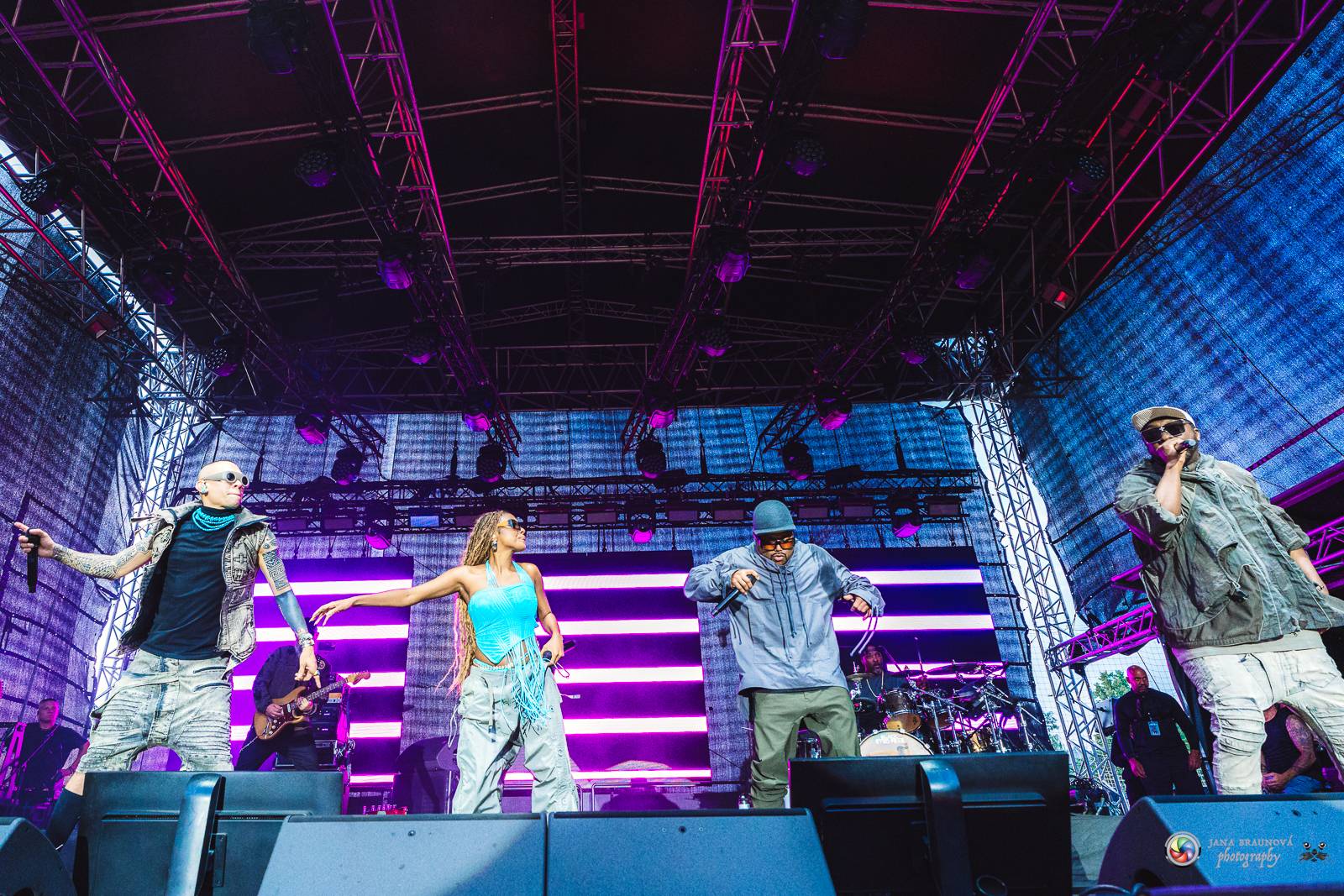 Povedený návrat do Prahy. Black Eyed Peas roztančili Žluté lázně