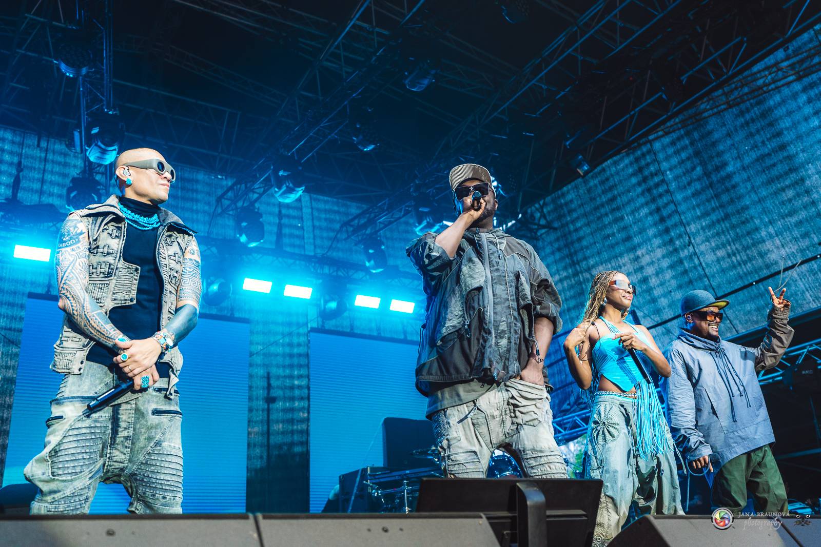 Povedený návrat do Prahy. Black Eyed Peas roztančili Žluté lázně