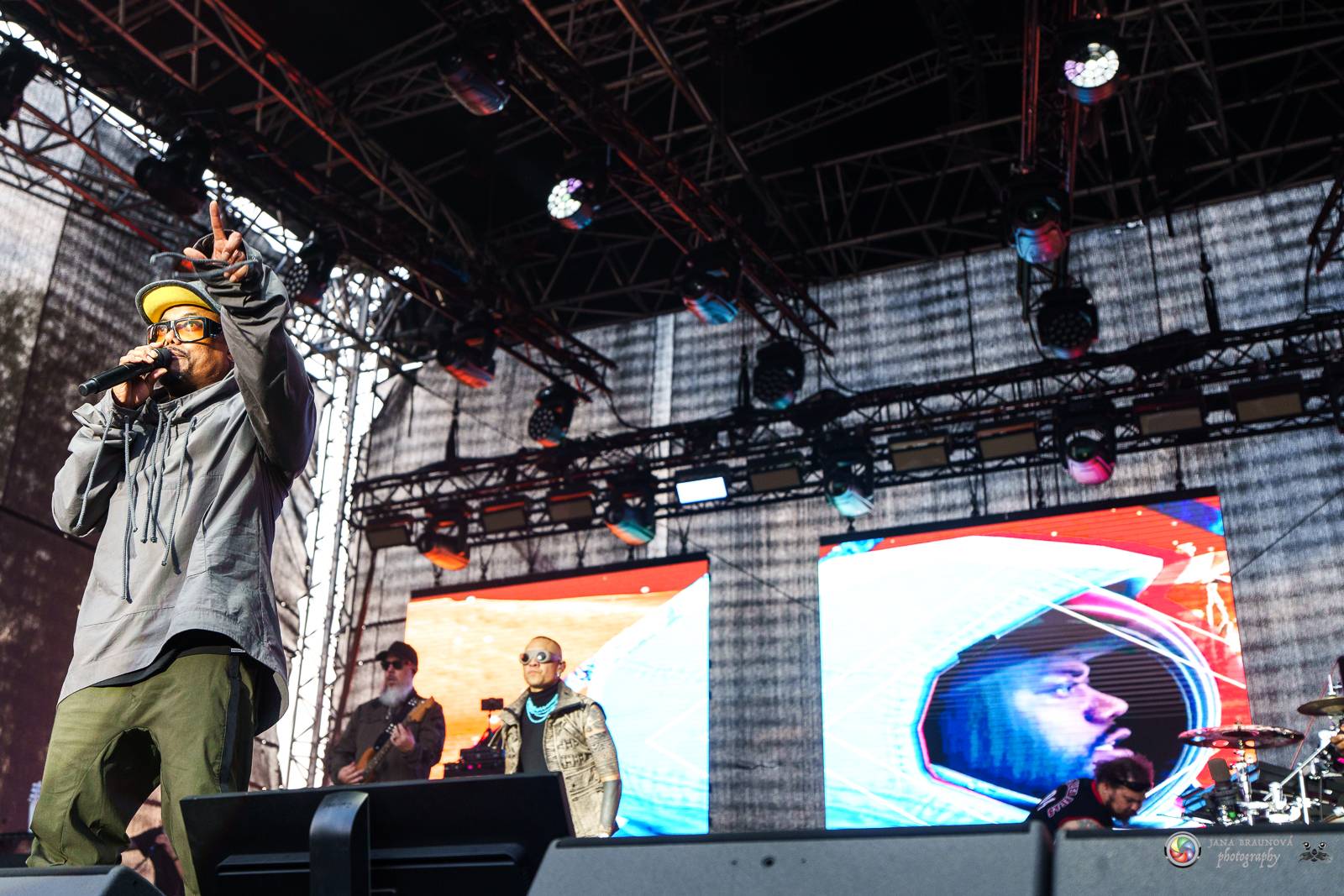 Povedený návrat do Prahy. Black Eyed Peas roztančili Žluté lázně