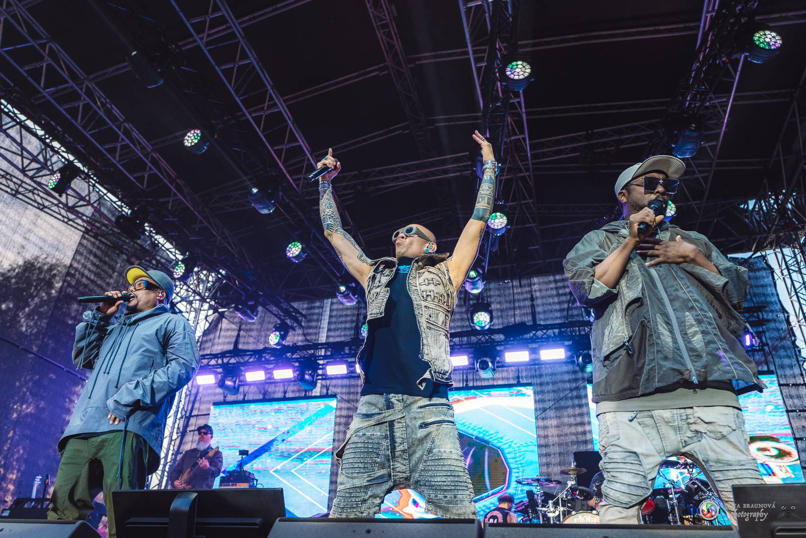 Povedený návrat do Prahy. Black Eyed Peas roztančili Žluté lázně