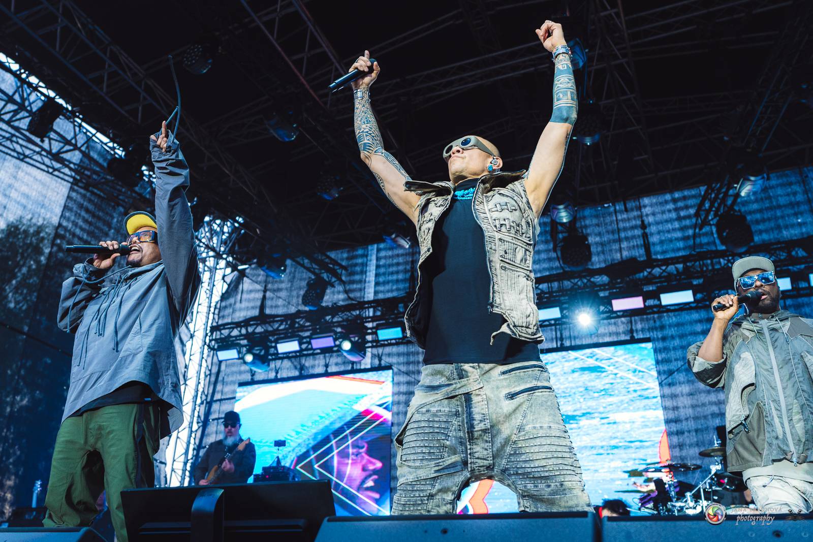 Povedený návrat do Prahy. Black Eyed Peas roztančili Žluté lázně