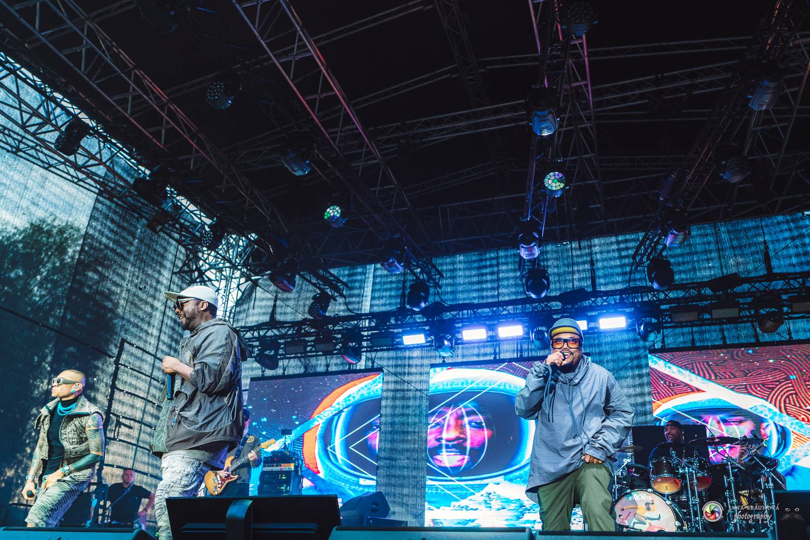 Povedený návrat do Prahy. Black Eyed Peas roztančili Žluté lázně