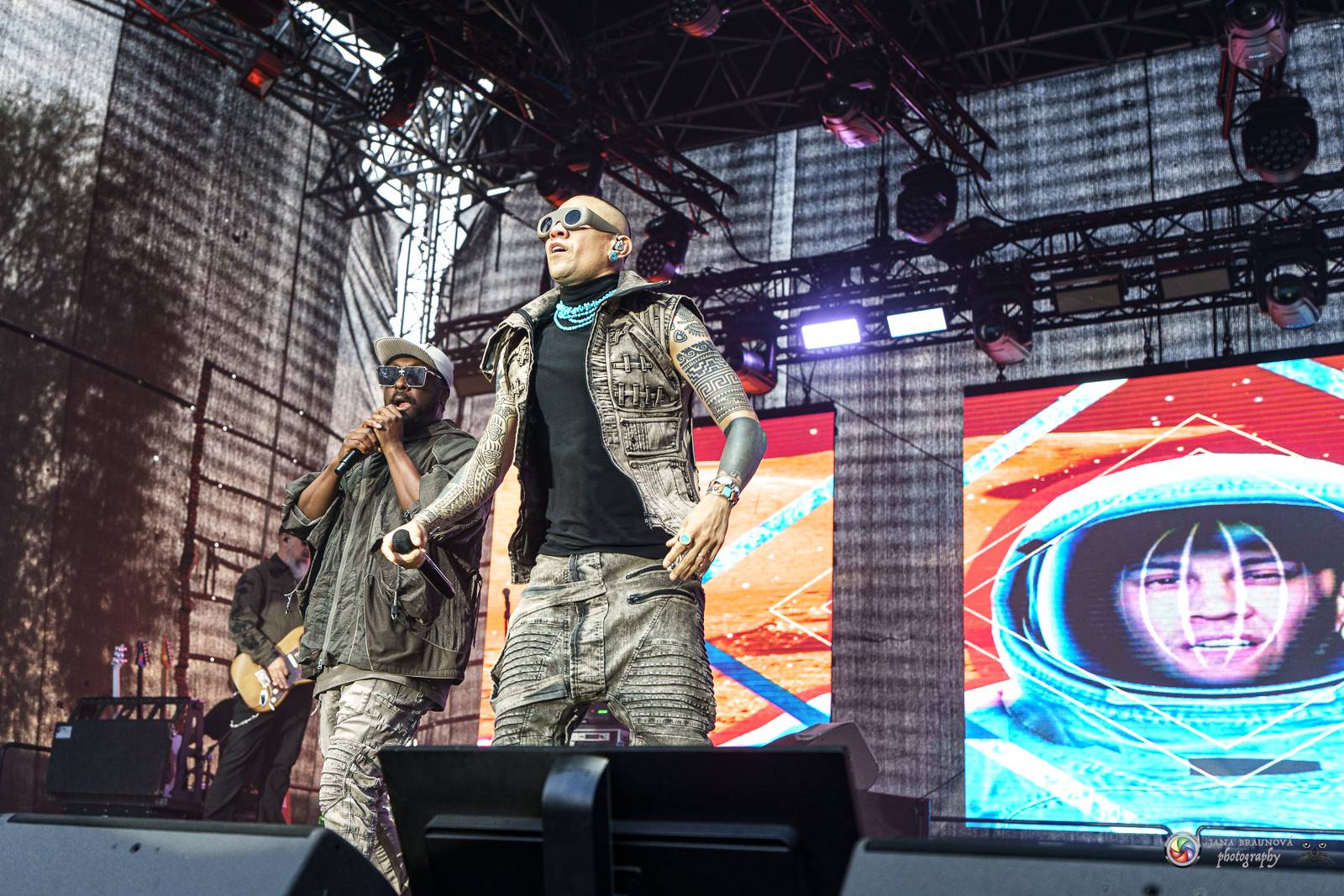 Povedený návrat do Prahy. Black Eyed Peas roztančili Žluté lázně