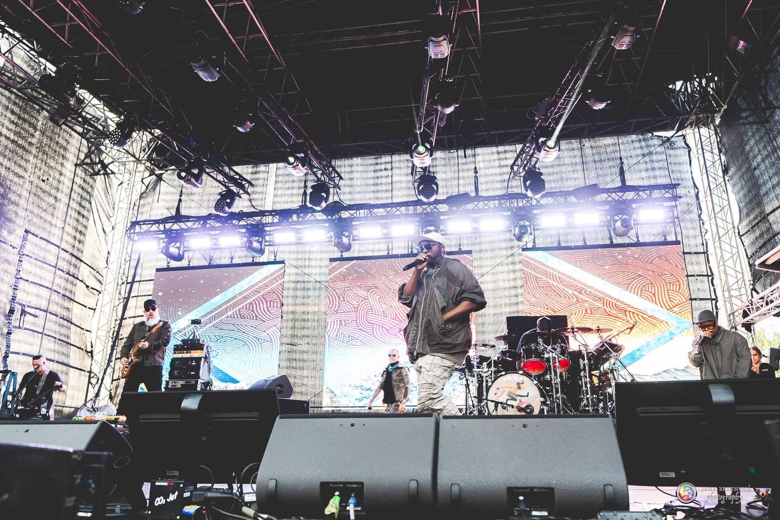 Povedený návrat do Prahy. Black Eyed Peas roztančili Žluté lázně