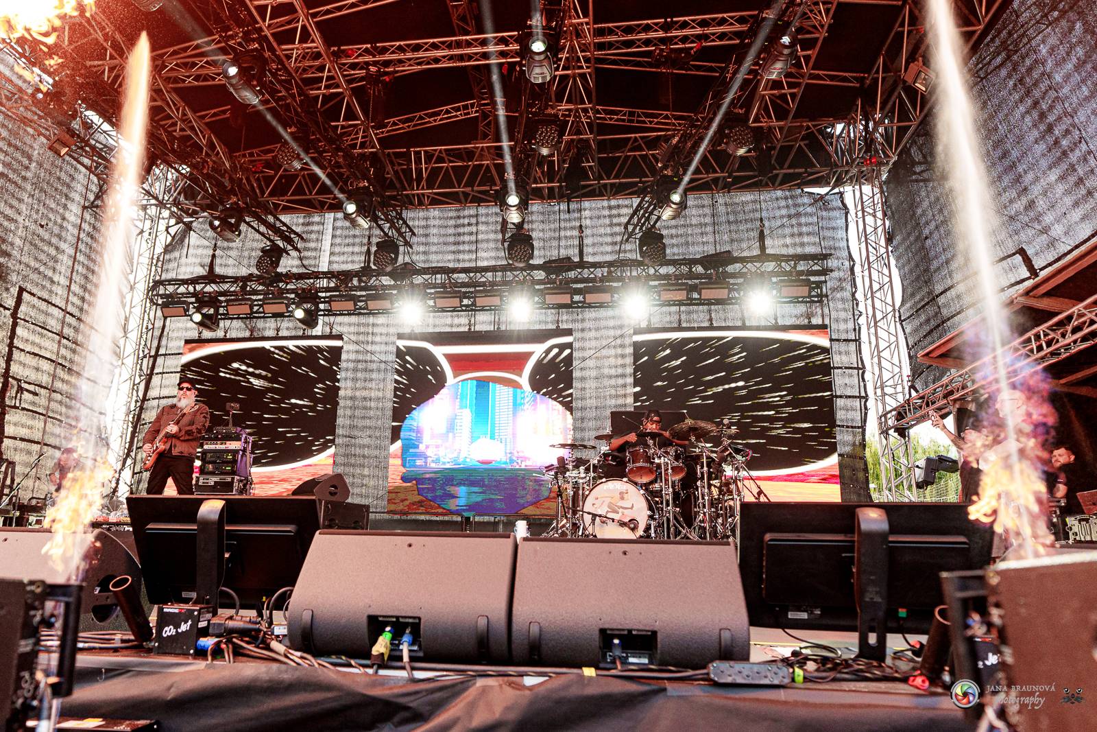 Povedený návrat do Prahy. Black Eyed Peas roztančili Žluté lázně