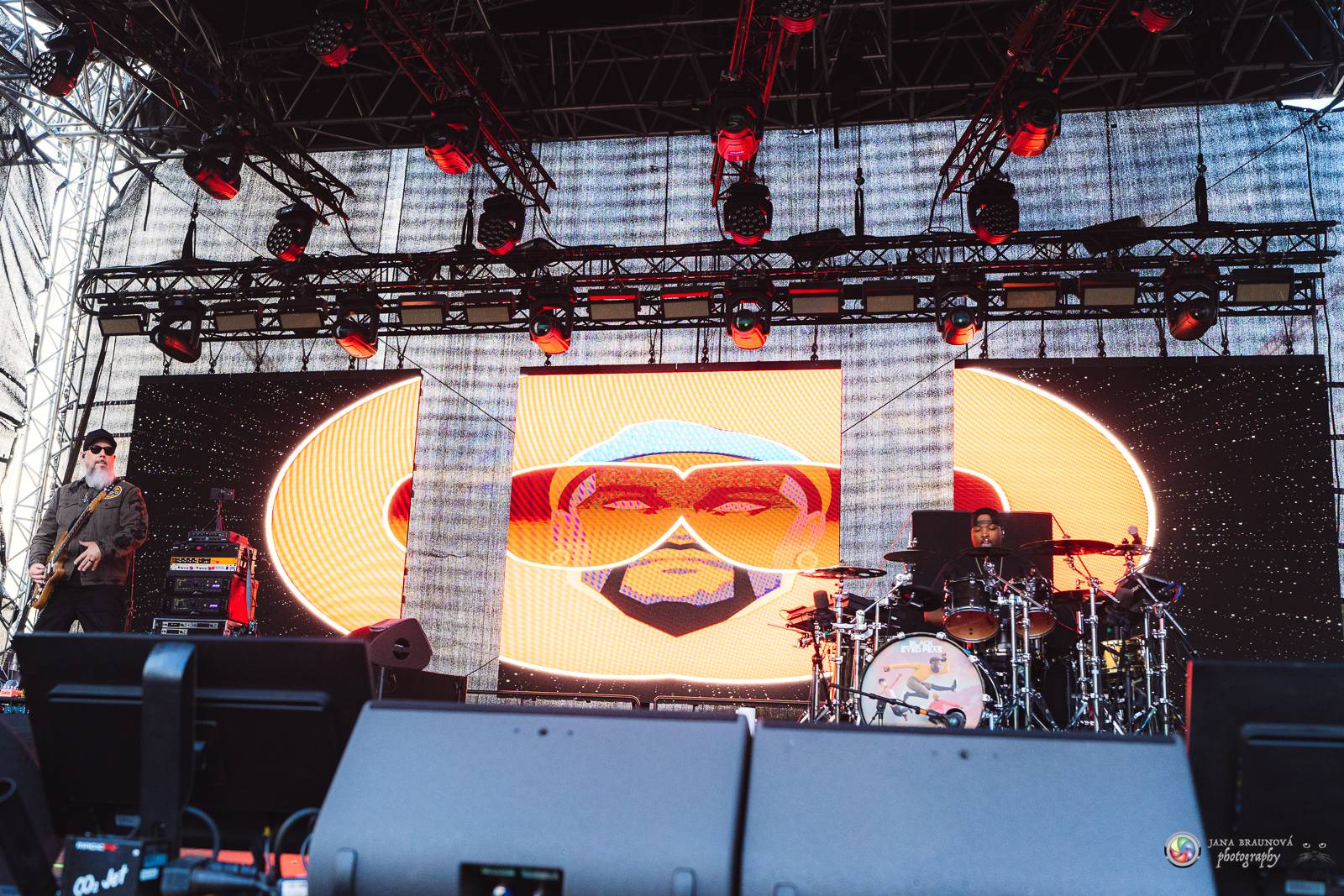 Povedený návrat do Prahy. Black Eyed Peas roztančili Žluté lázně