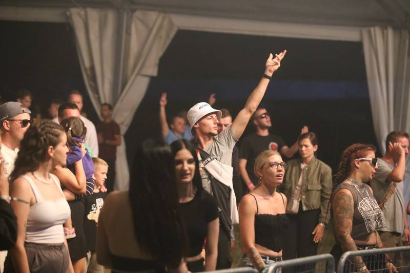 Cibula Fest slavil patnáct let. Přáli mu Dymytry, Jelen či Kontrafakt, Mirai Navrátil v areálu přistál s letadlem