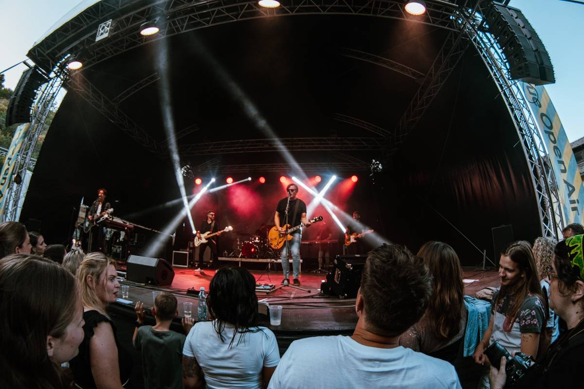 Michal Hrůza zazpíval Občanské plovárně, na pódium si pozval i Michala Malátného