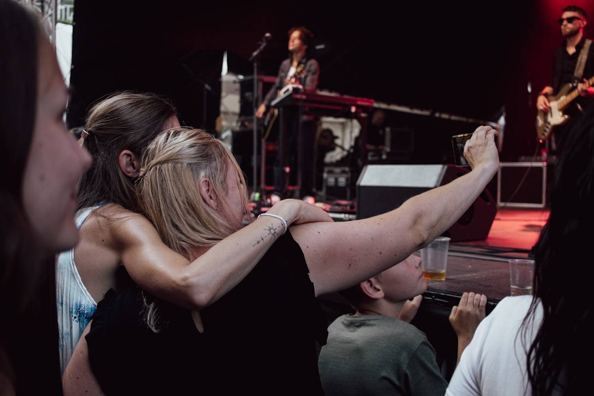 Michal Hrůza zazpíval Občanské plovárně, na pódium si pozval i Michala Malátného