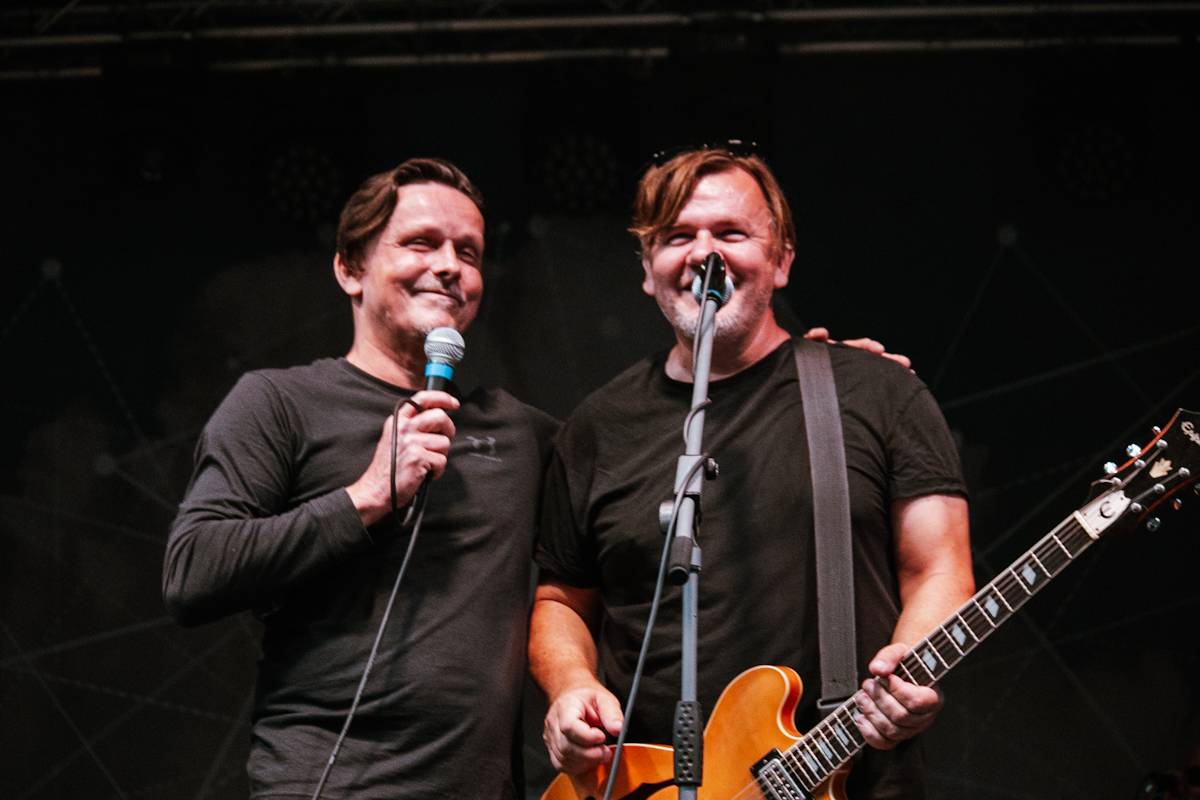 Michal Hrůza zazpíval Občanské plovárně, na pódium si pozval i Michala Malátného